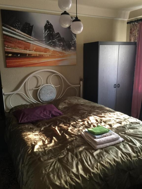 una camera da letto con un letto e asciugamani di Апартаменты недалеко от Левобережной и МВЦ a Kiev