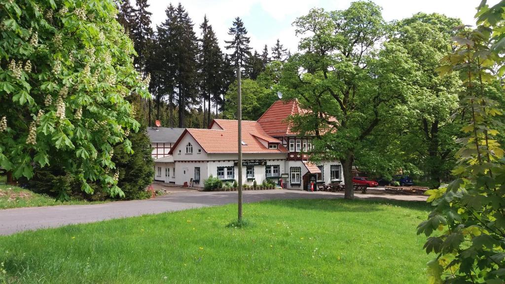 ein Haus inmitten eines Grasfeldes in der Unterkunft Obere Schweizerhütte in Oberhof