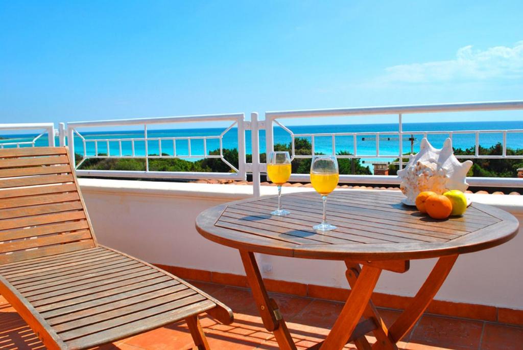 トッレ・ラピッロにあるAttico Lux Vista Mare - Spiaggia a 50 Mのテーブル、バルコニー(オレンジジュース2杯付)
