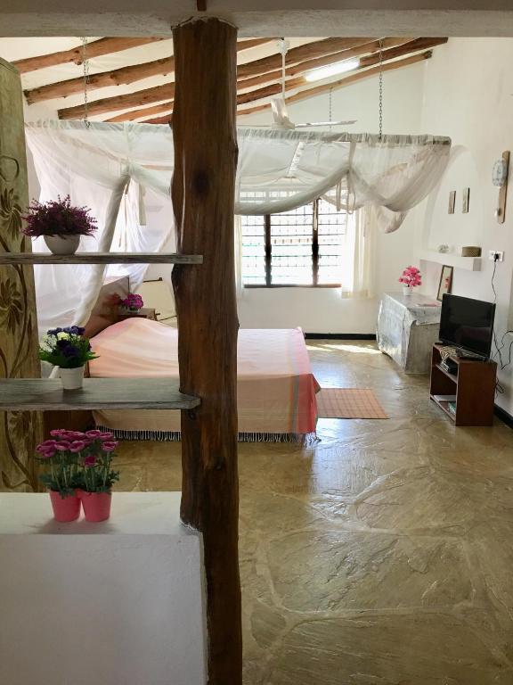 Postel nebo postele na pokoji v ubytování Tradewinds Lodge