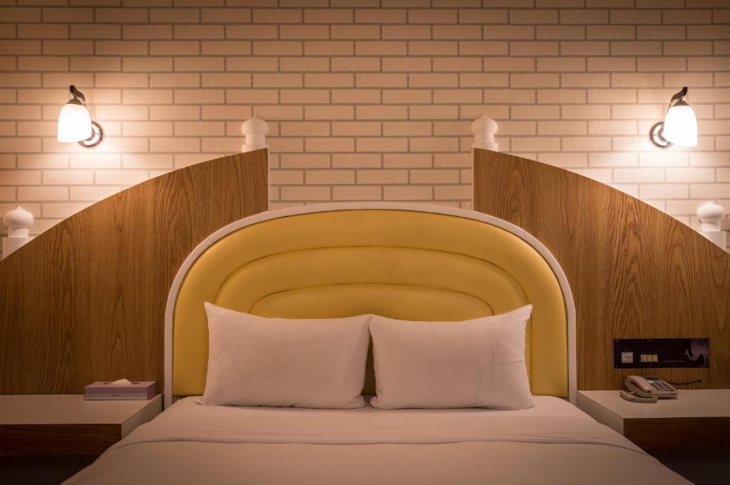 Postel nebo postele na pokoji v ubytování Golden Phoenix Hotel