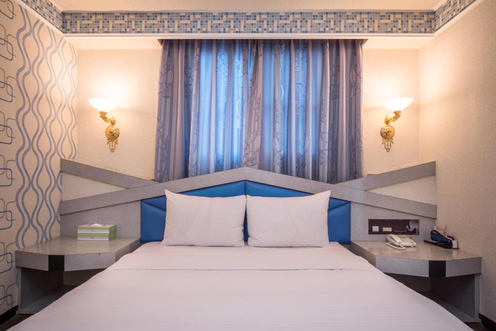 Postel nebo postele na pokoji v ubytování Golden Phoenix Hotel