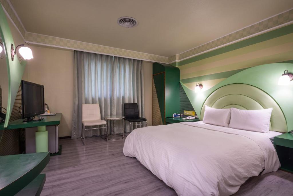 Postel nebo postele na pokoji v ubytování Golden Phoenix Hotel