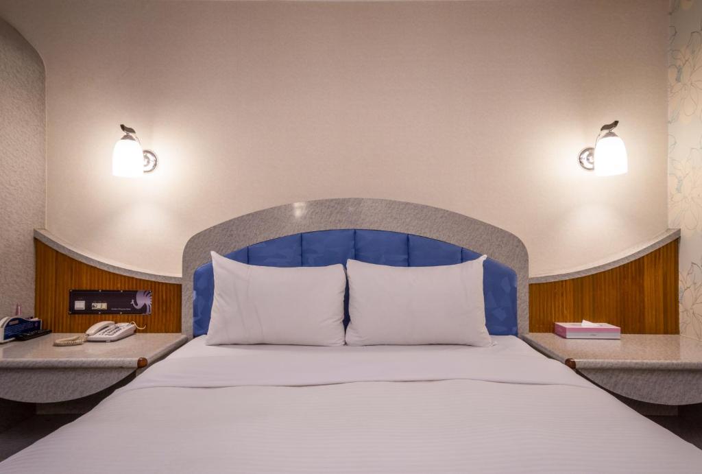 Postel nebo postele na pokoji v ubytování Golden Phoenix Hotel