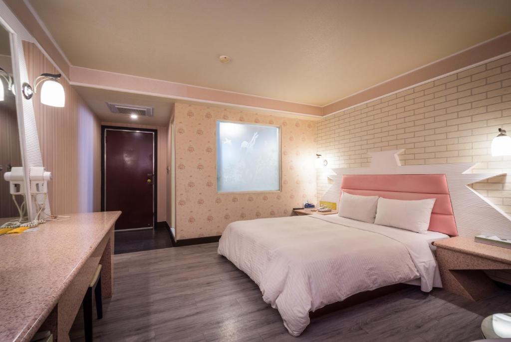 Postel nebo postele na pokoji v ubytování Golden Phoenix Hotel