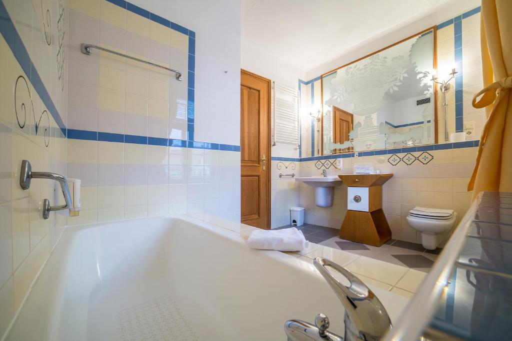 Koupelna v ubytování Hotel Three Lilies inkl Aquaforum