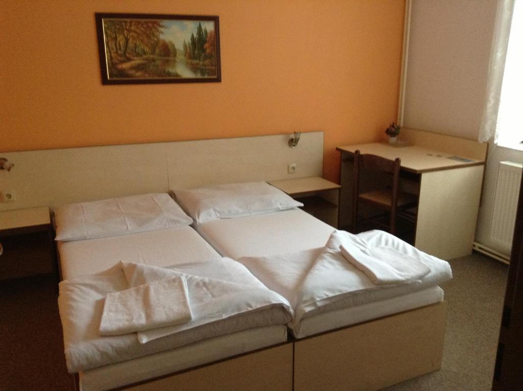 Postel nebo postele na pokoji v ubytování Hotel Mlyn - Jihlava