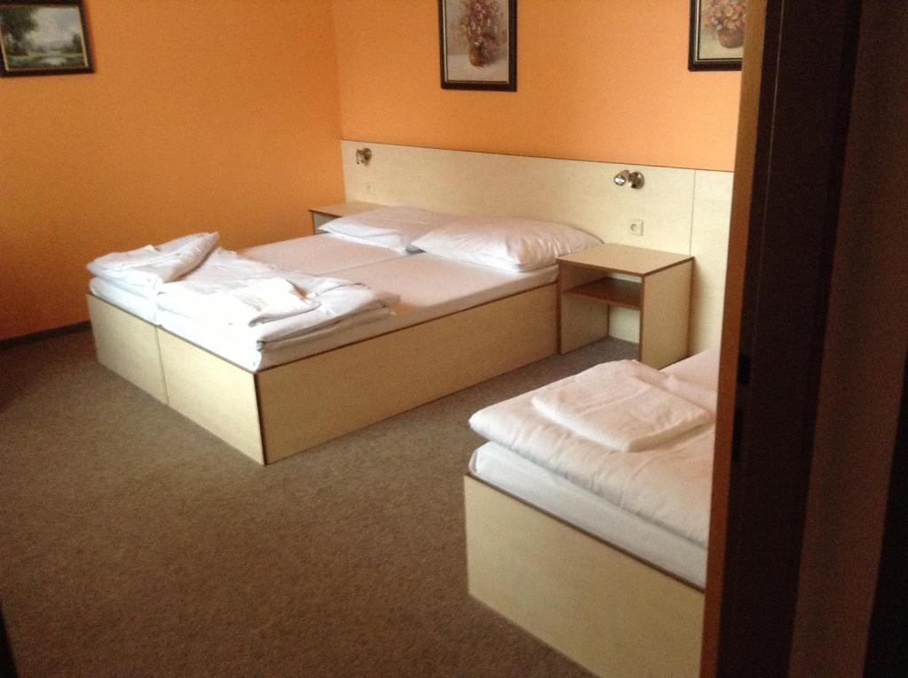Postel nebo postele na pokoji v ubytování Hotel Mlyn - Jihlava