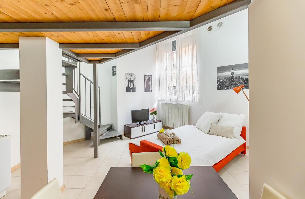 ein Wohnzimmer mit einem Bett und einem Tisch in der Unterkunft Alessia's Flat- Portello 3 in Mailand