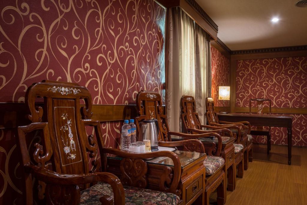 Posezení v ubytování Golden Phoenix Hotel
