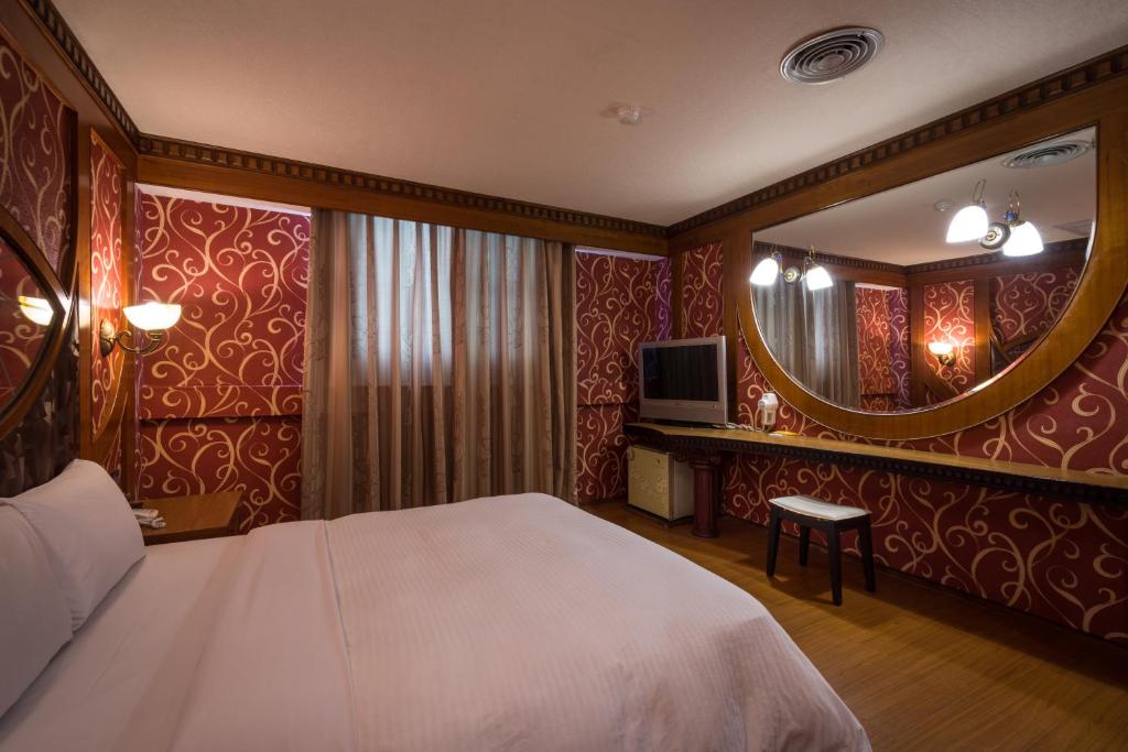 Postel nebo postele na pokoji v ubytování Golden Phoenix Hotel