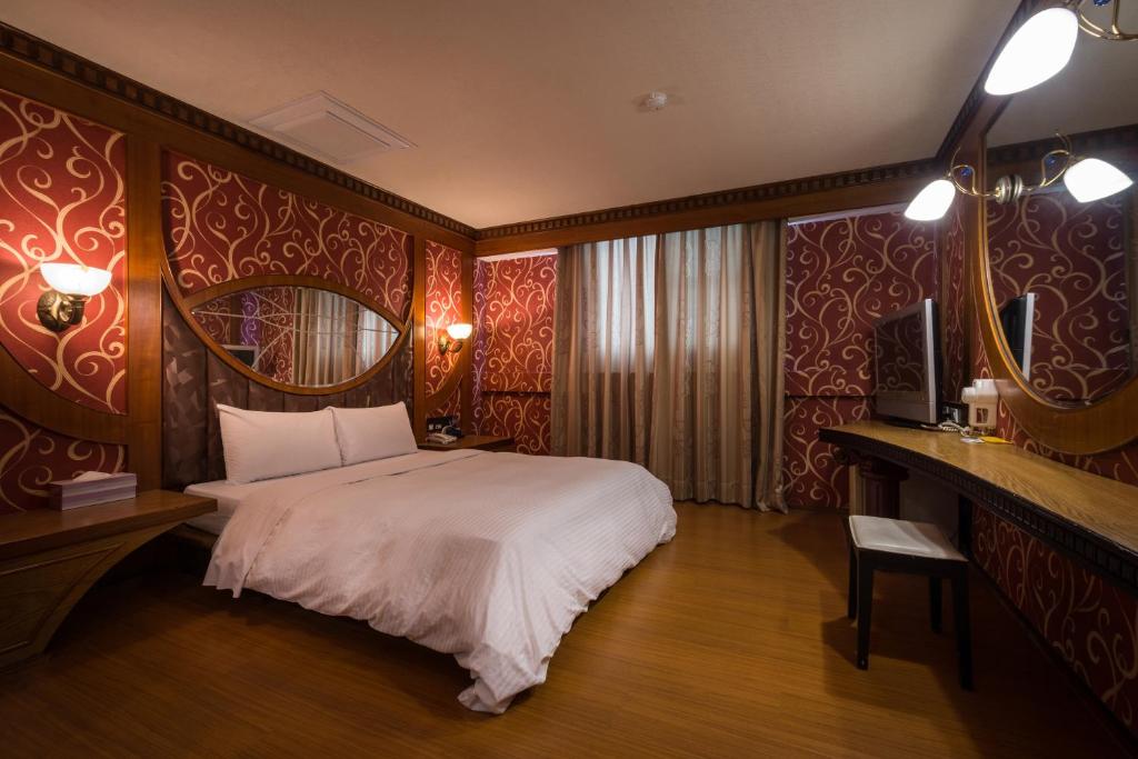 Postel nebo postele na pokoji v ubytování Golden Phoenix Hotel