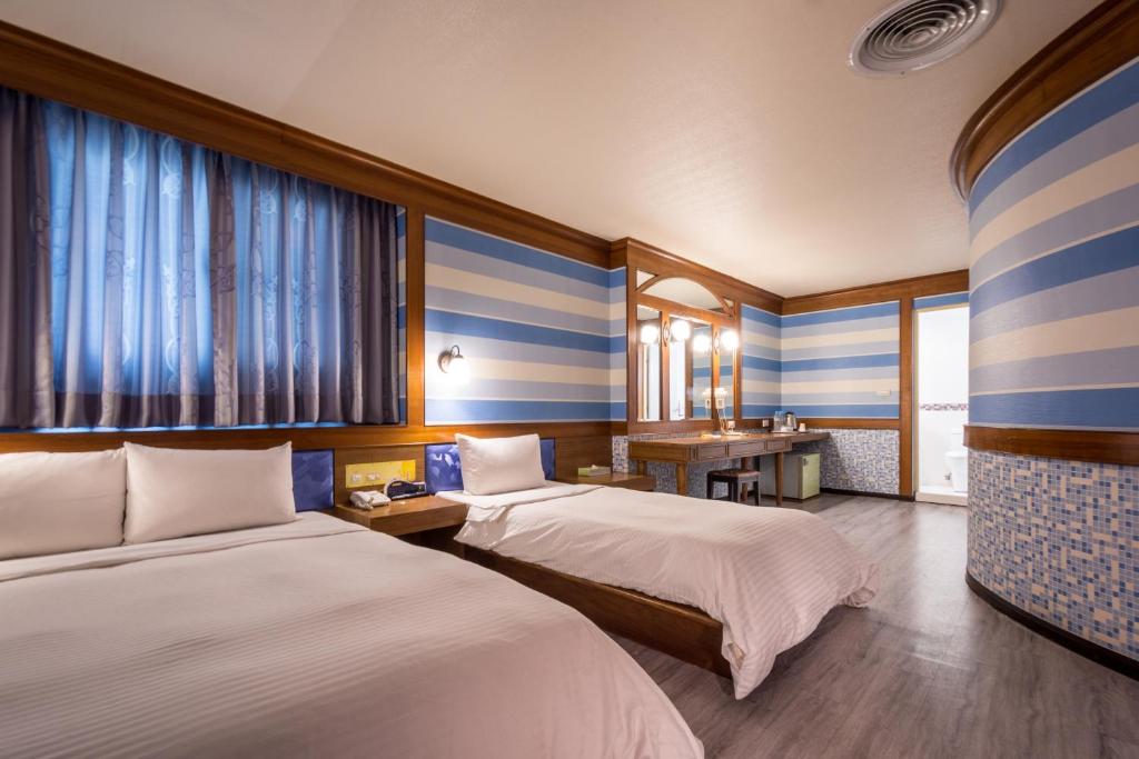 Postel nebo postele na pokoji v ubytování Golden Phoenix Hotel