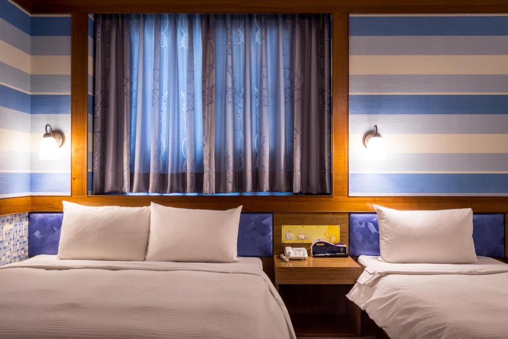 Postel nebo postele na pokoji v ubytování Golden Phoenix Hotel