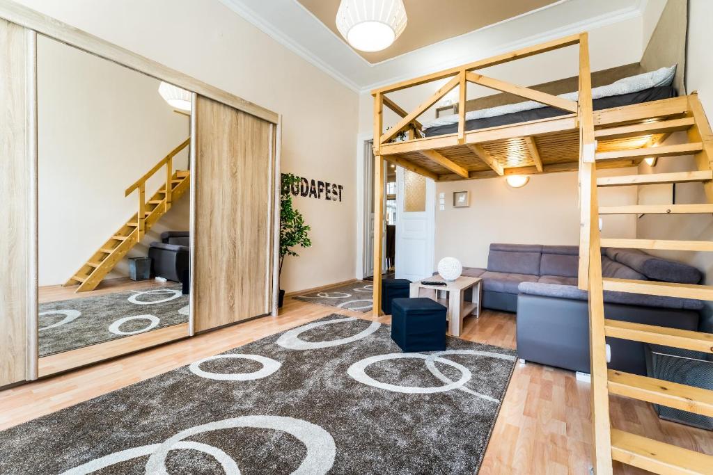 ブダペストにあるBpR A2 Downtown Comfy Apartmentのベッドルーム(二段ベッド1組付)、リビングルームが備わります。