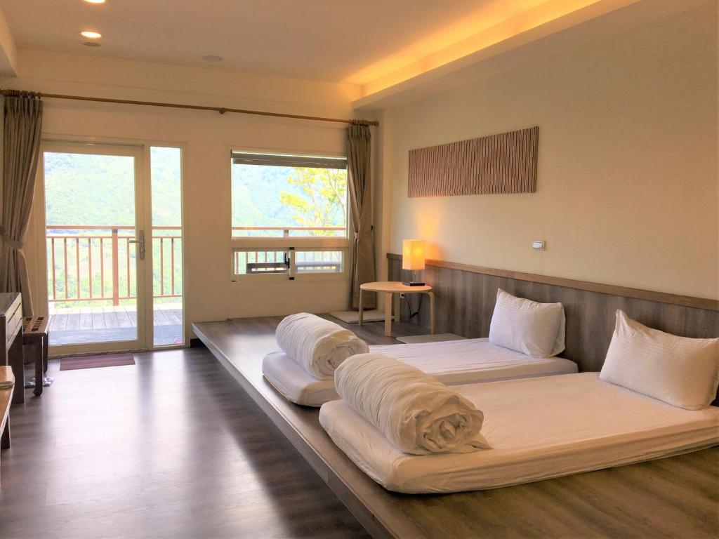 um quarto com duas camas com almofadas no chão em Cloud Villa em Hualing