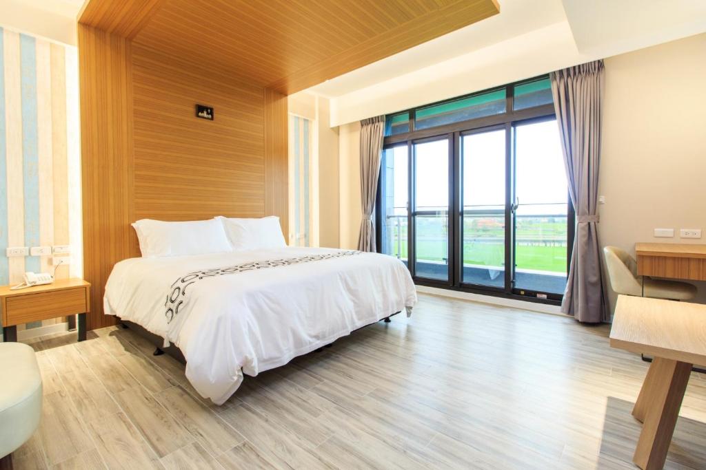 Postel nebo postele na pokoji v ubytování Urban Oasis Inn