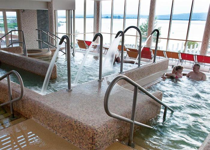 Bazén v ubytování Velence Spa Lake Apartman nebo v jeho okolí