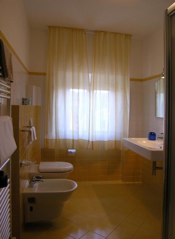 Koupelna v ubytování Elba Hotel