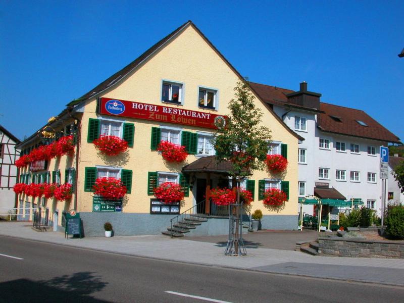 um hotel com flores na frente de um edifício em Hotel-Restaurant Zum Loewen em Jestetten