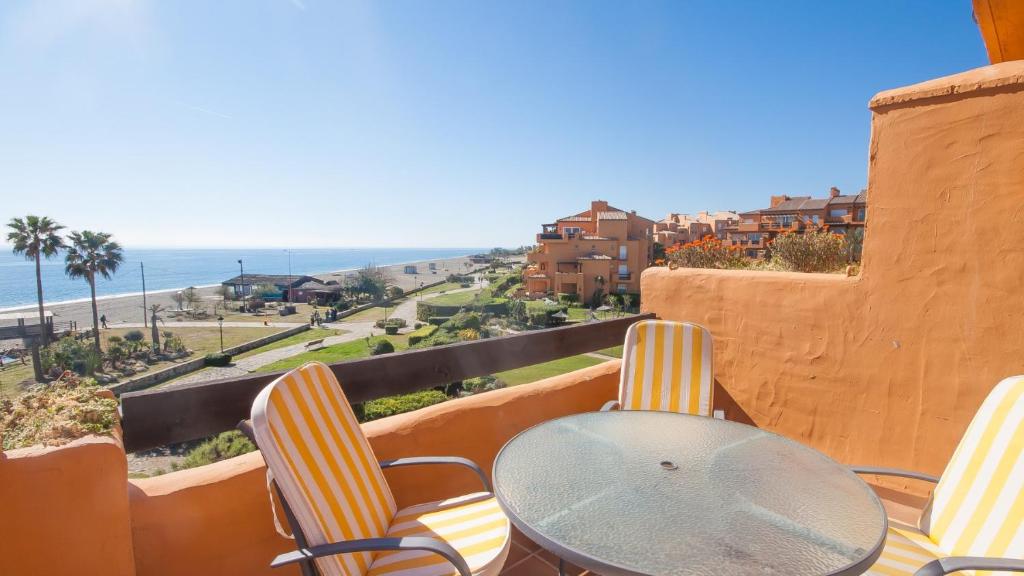 マニルバにあるLos Granados 2622のテーブルと椅子、海の景色を望むバルコニー