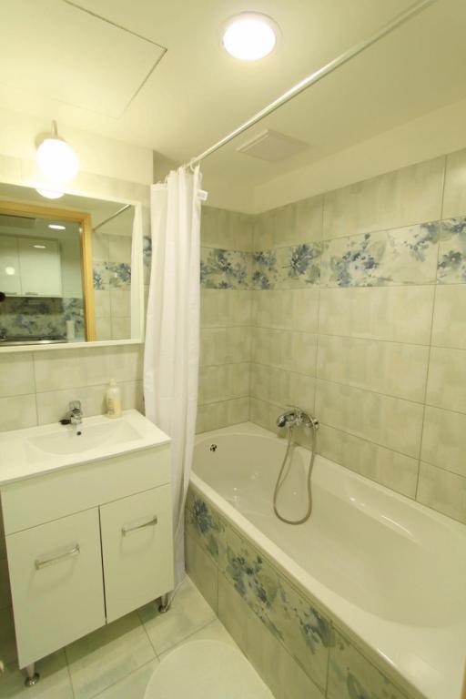 Koupelna v ubytování Velence Spa Lake Apartman