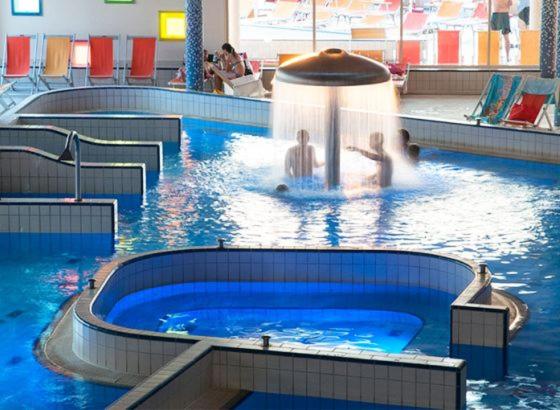 Bazén v ubytování Velence Spa Lake Apartman nebo v jeho okolí