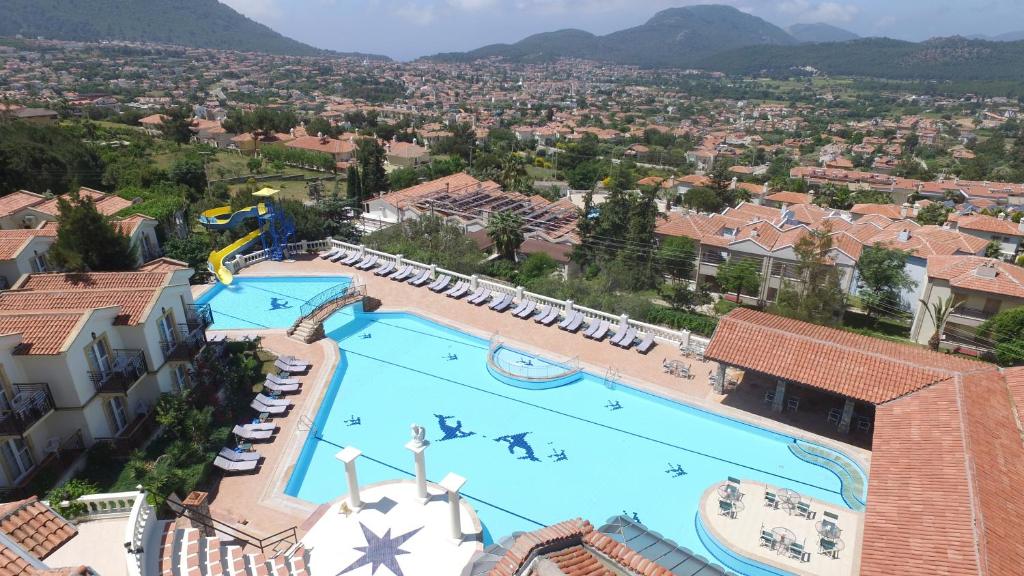 Ein Blick auf den Pool von der Unterkunft Artemisia Royal Park Club Hotel oder aus der Nähe