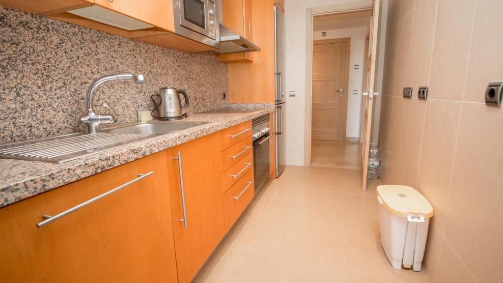 A kitchen or kitchenette at Marina del Castillo 136