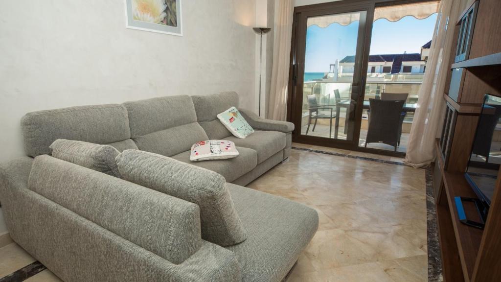 A seating area at Marina del Castillo 136