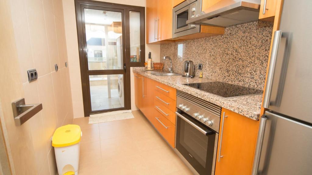 A kitchen or kitchenette at Marina del Castillo 136