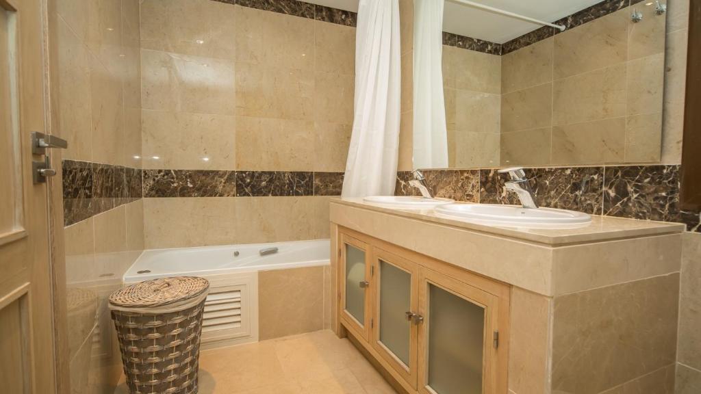 A bathroom at Marina del Castillo 136