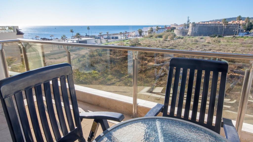 マニルバにあるMarina del Castillo 235のテーブルと椅子、海の景色を望むバルコニー