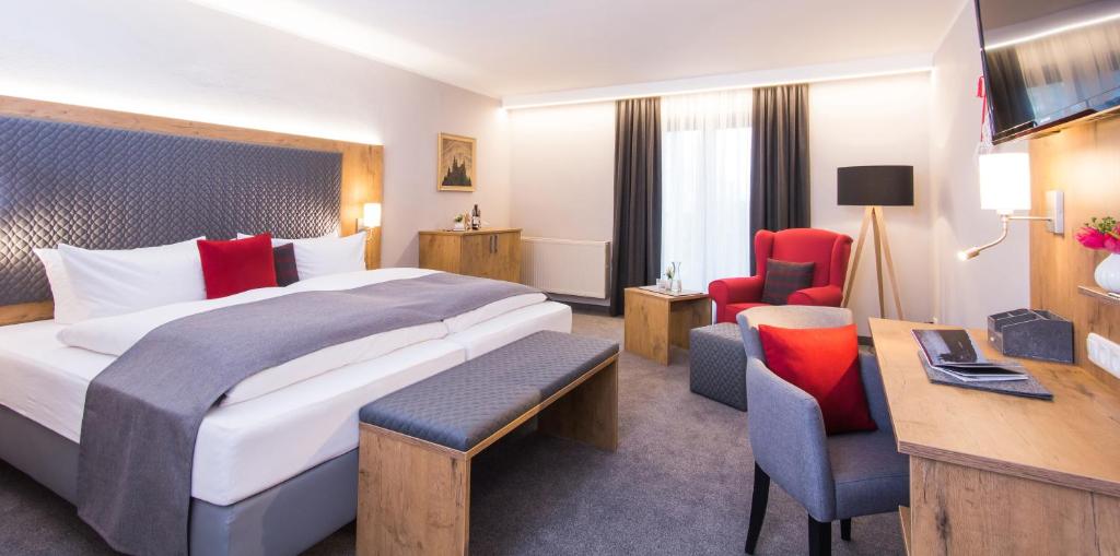 een hotelkamer met een bed en een bureau bij Genusshotel "Zum Wendl" in Freyung