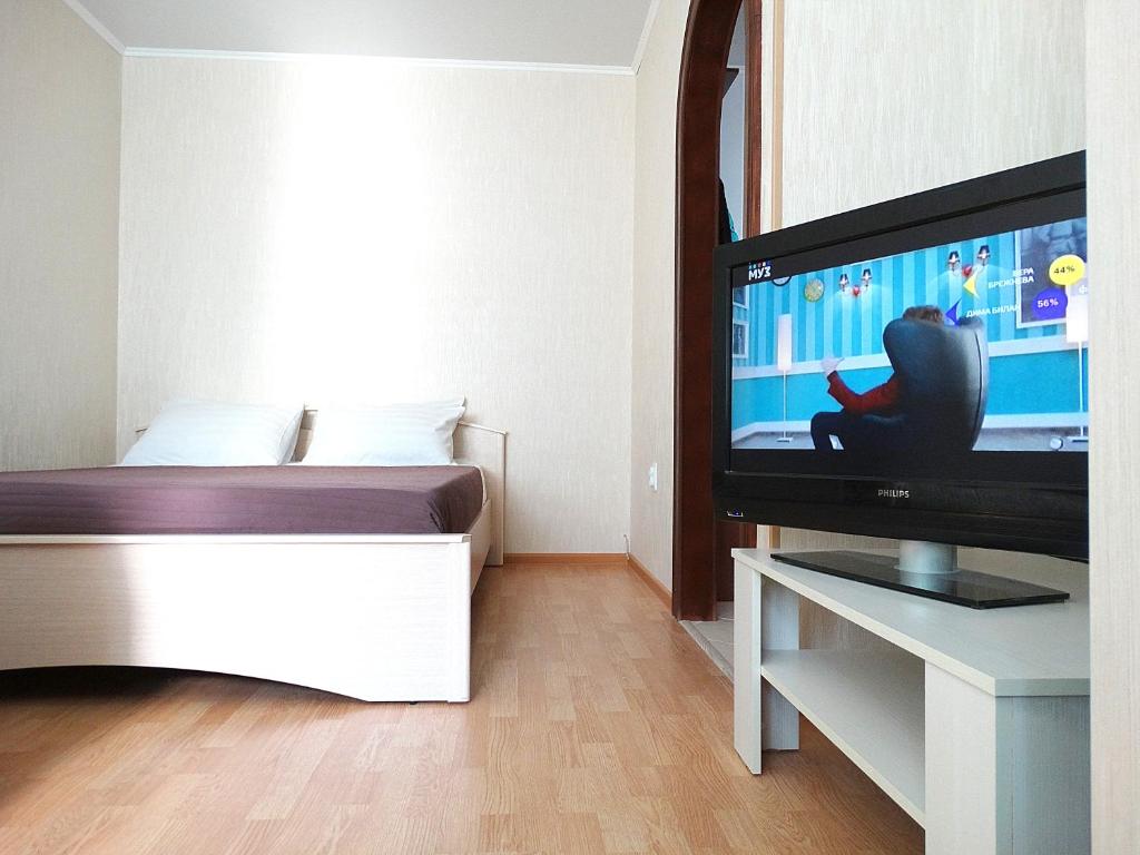 トゥーラにあるInndays on Prospekt Lenina 157のベッド1台とテレビが備わる客室です。