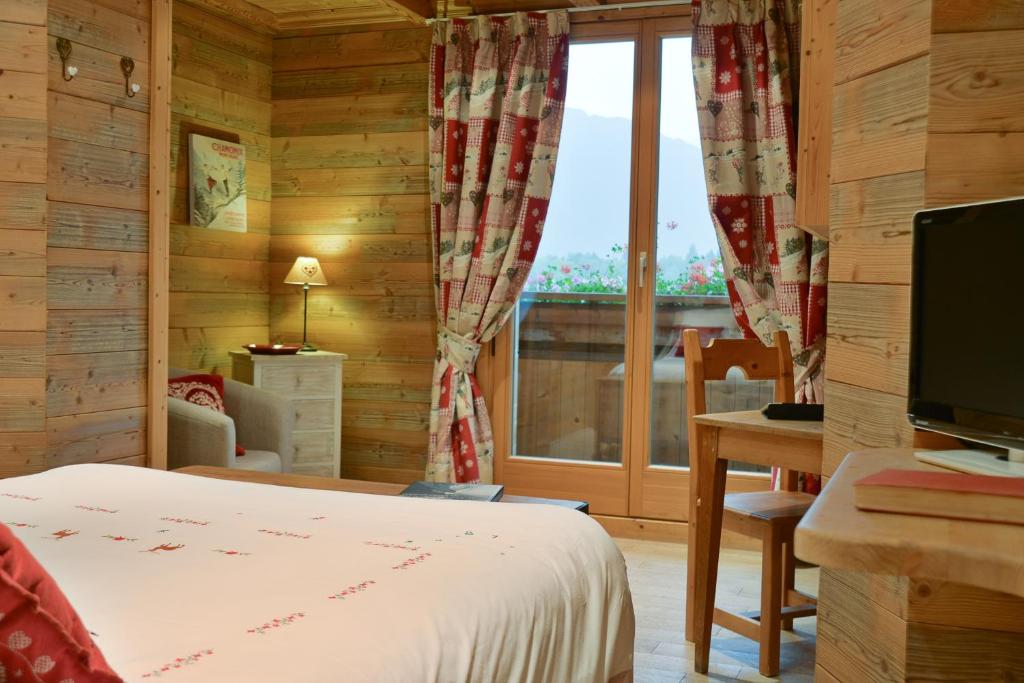TV a/nebo společenská místnost v ubytování Hotel-Spa Le Morillon Charme & Caractère