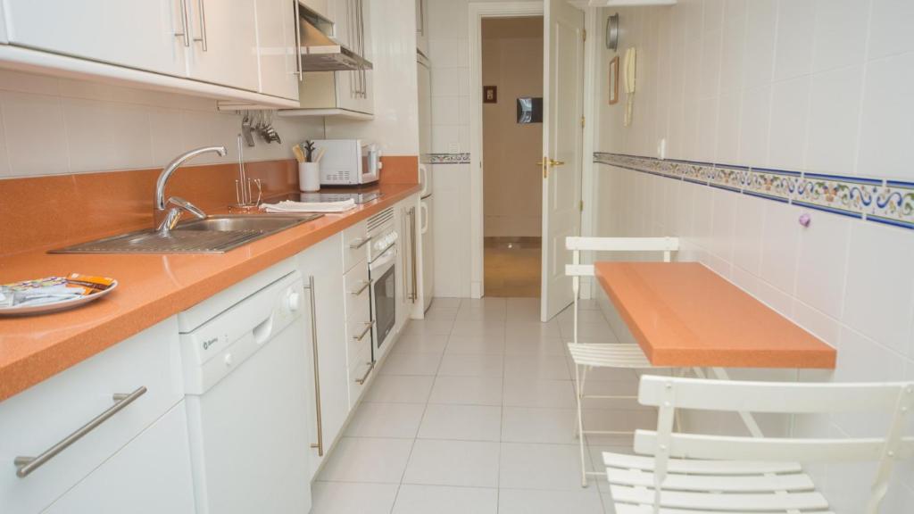 Kitchen o kitchenette sa Marina Real 162