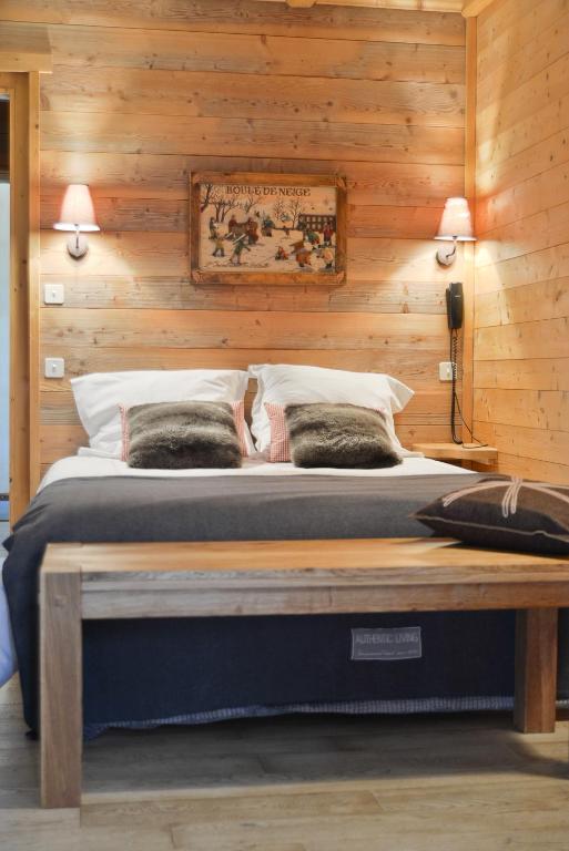 Postel nebo postele na pokoji v ubytování Hotel-Spa Le Morillon Charme & Caractère