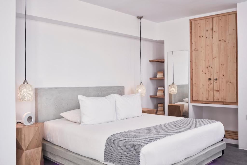 Elysian Santorini - 17