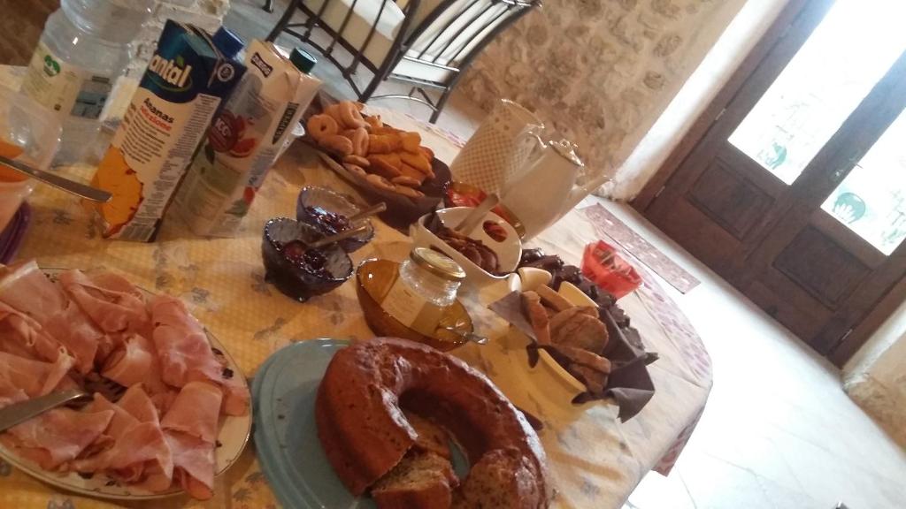 una mesa cubierta con diferentes tipos de comida. en Alloggi Agrituristici Antica Dimora en San Demetrio neʼ Vestini