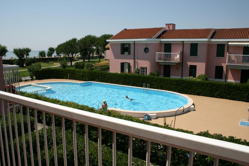 una persona che nuota in una piscina su un balcone di Sunny terrace apartament a Cavallino-Treporti