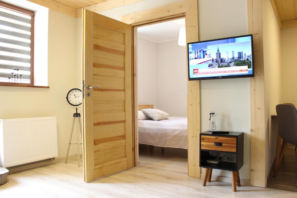 Televízia a/alebo spoločenská miestnosť v ubytovaní Apartamenty Pod Niedźwiedziem I