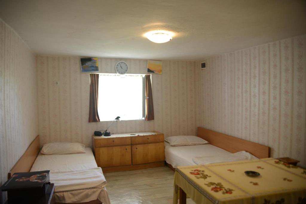 En eller flere senge i et værelse på Villa Panorama