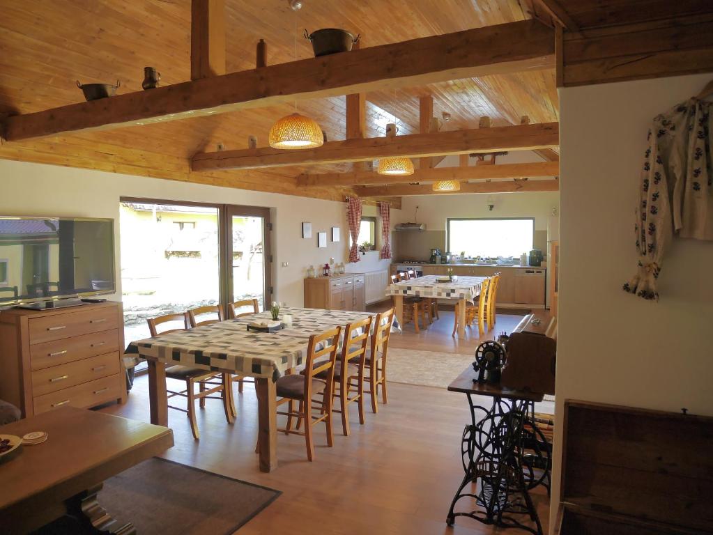 a kitchen and dining room with a table and chairs at Oma's Hutte in Cărpiniş
