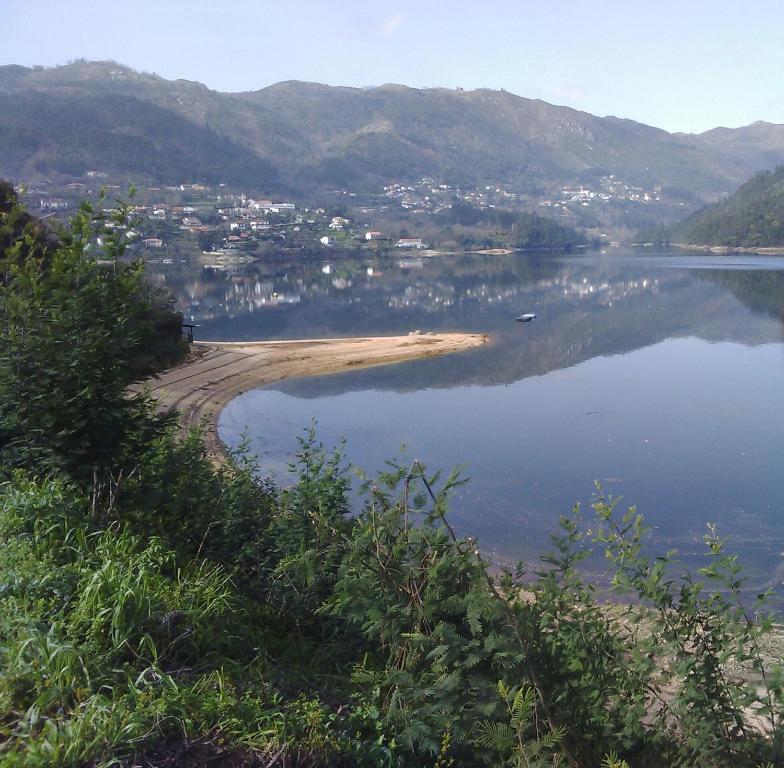 una vista de un cuerpo de agua con una ciudad en Casa do Eido, en Gerês