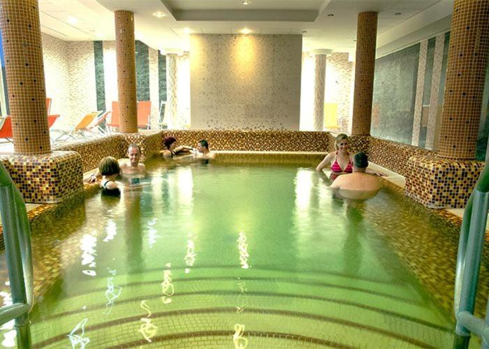 Bazén v ubytování Velence Spa Lake Apartman nebo v jeho okolí