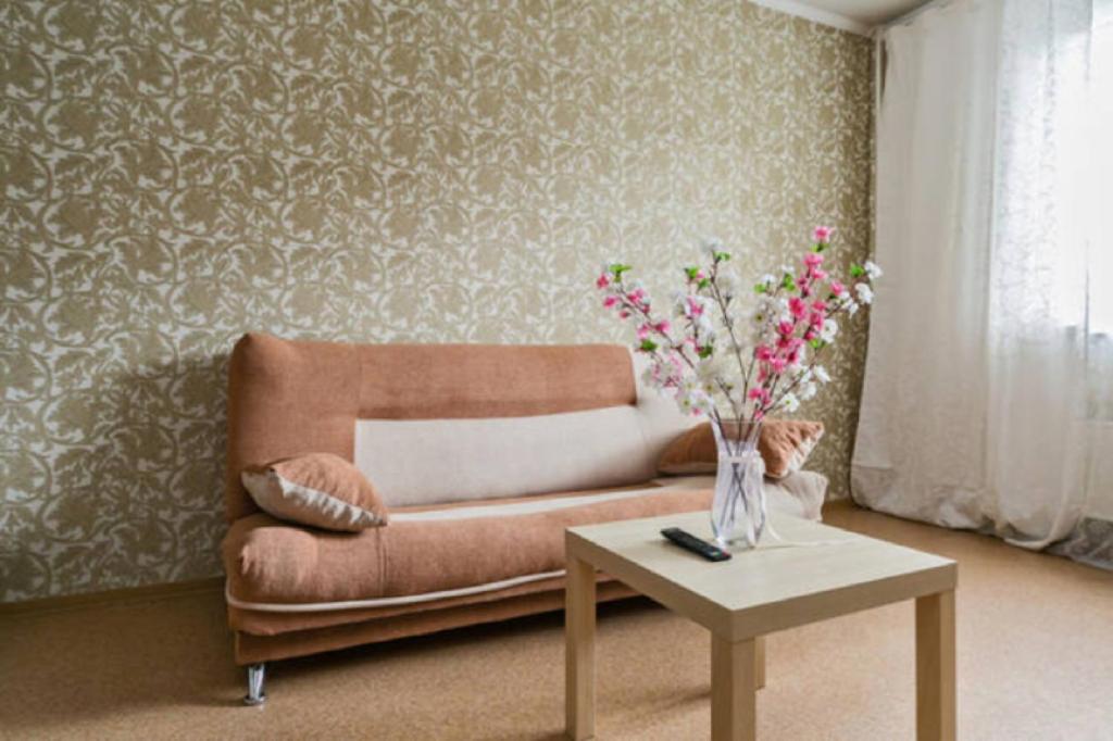モスクワにあるDearHome Pronskayaのリビングルーム(ソファ、花のテーブル付)