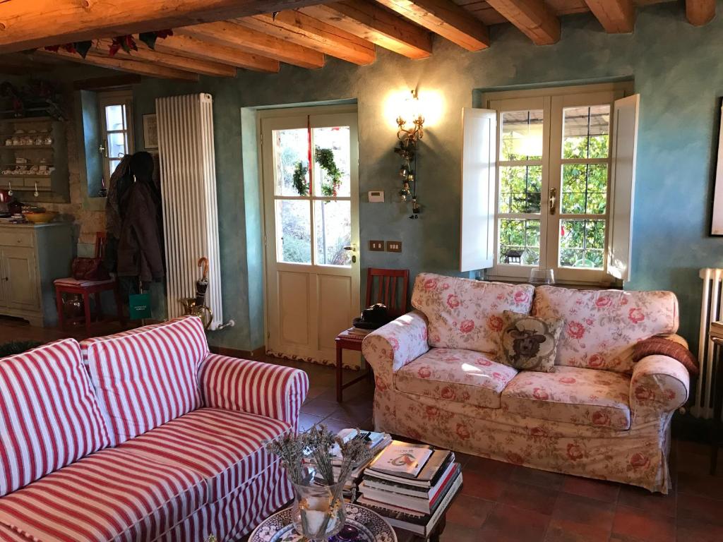 A seating area at Casa Colli Piacentini