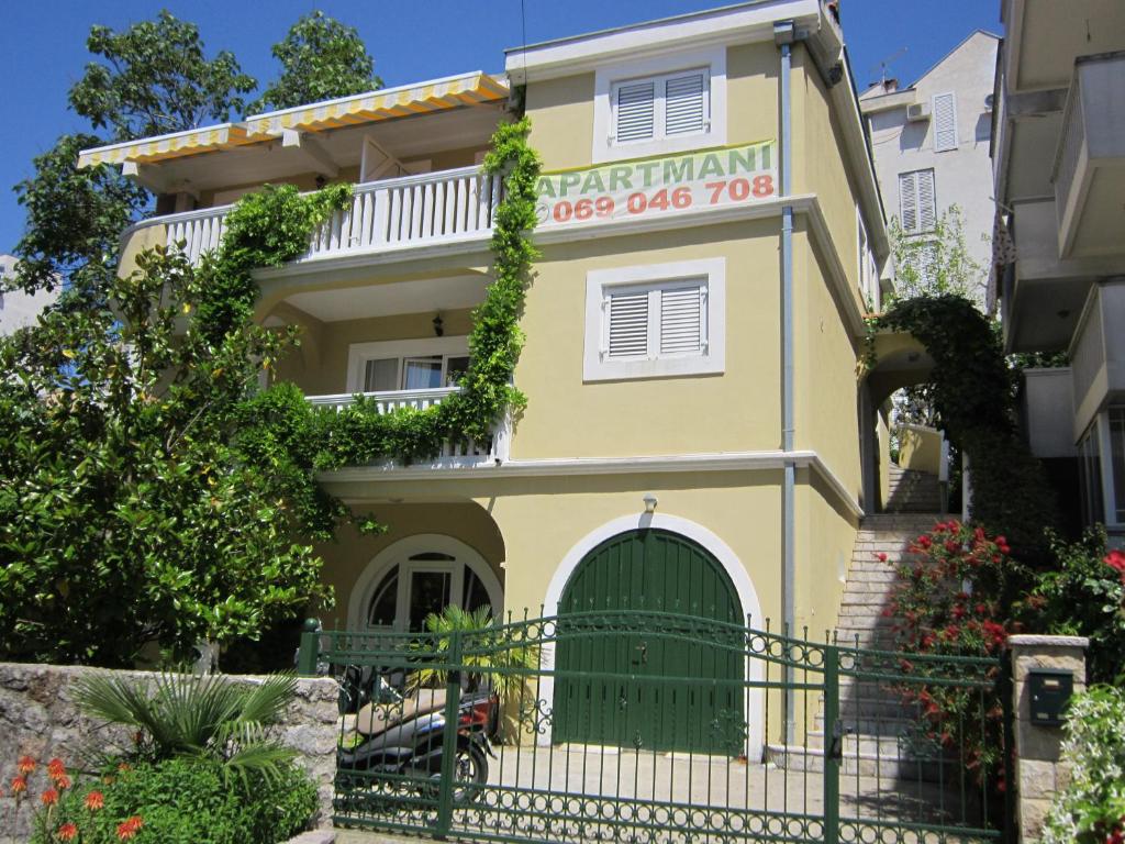 un edificio con un letrero que lee ayudas para perros de apartmentmann en Huter Apartments, en Herceg-Novi