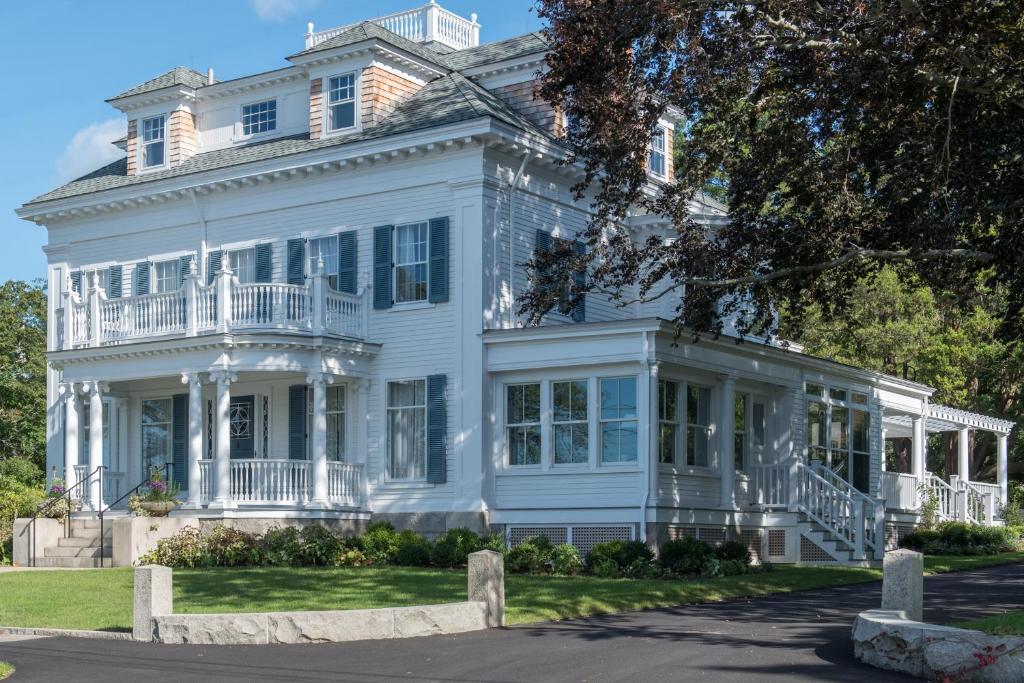 Casa blanca grande con porche en Margin Street Inn, en Westerly